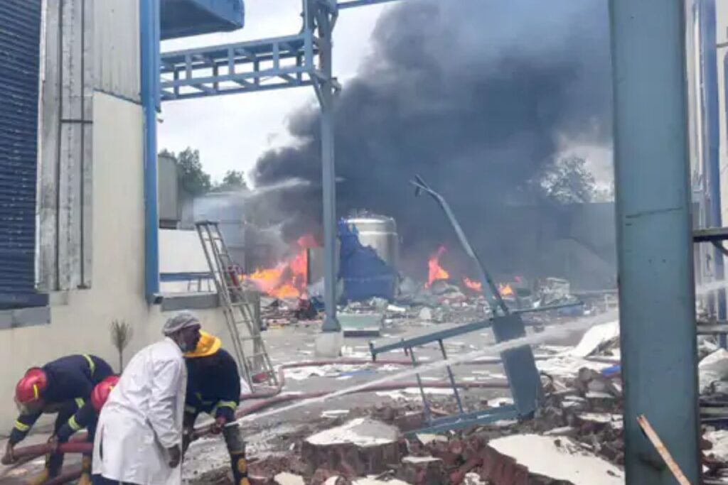 केमिकल फैक्ट्री में लगी भीषण आग 