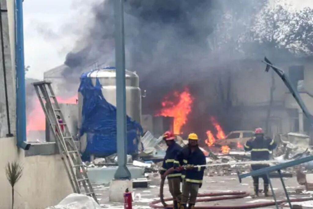 तेलंगाना की केमिकल फैक्ट्री में लगी आग को बुझाते अग्निशमन विभाग के कर्मचारी 