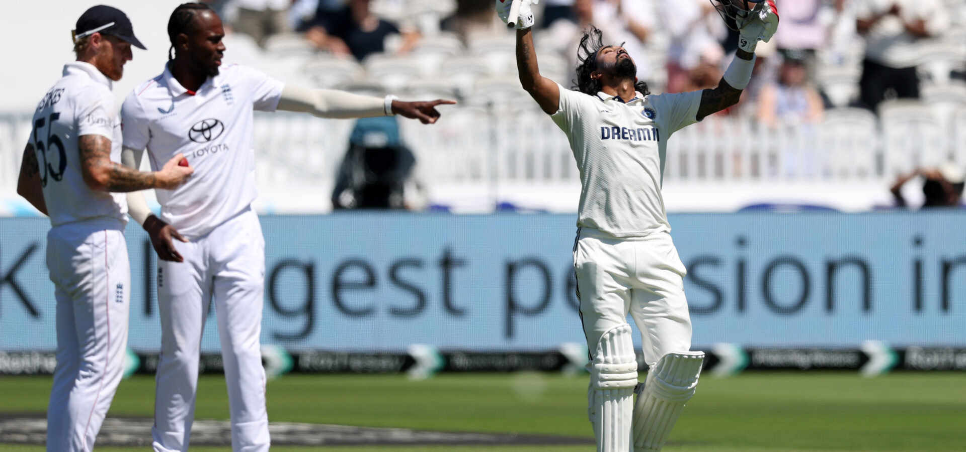 शतक लगाने के बाद दर्शको का अभिवादन स्वीकार करते KL RAHUL